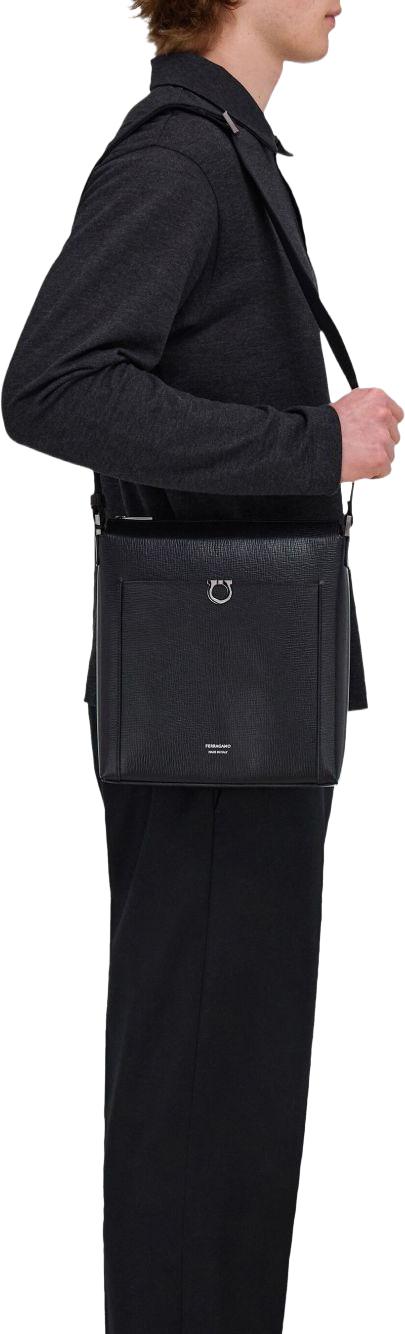 26FW 살바토레 페라가모 숄더백 241805786398001 BLACK