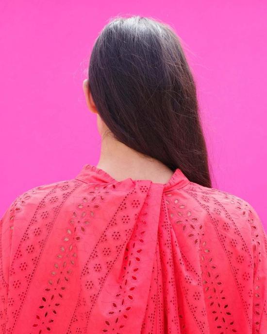  파리 데사이 숏 원피스 사피 드레이프 백 버튼 미니 드레스 체리색 아일렛 - PARI DESAI
