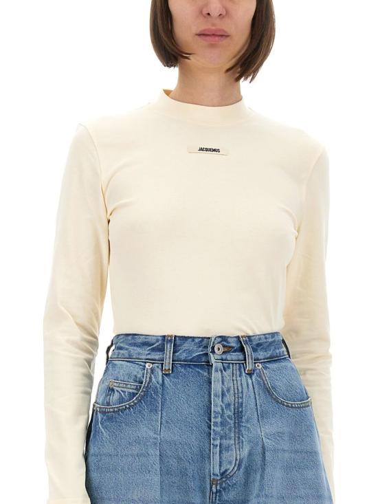 26FW 자크뮈스 그로그랭 로고 롱슬리브 티셔츠 TSW00155AJ00124 130 NUDE NEUTRALS - JACQUEMUS