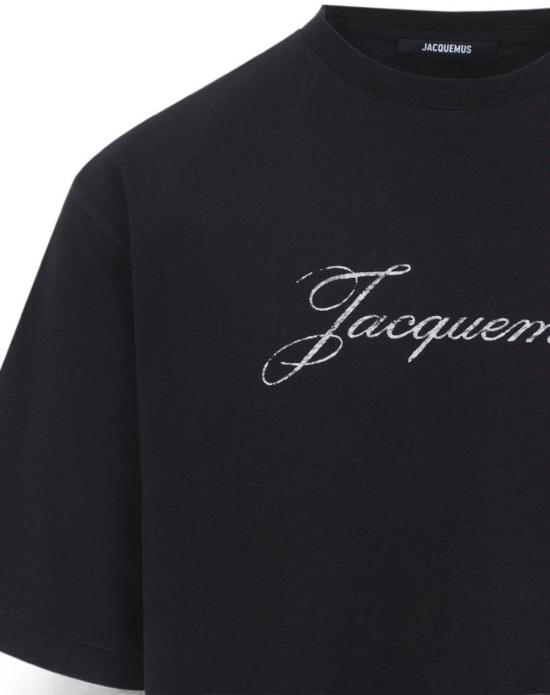 26FW 자크뮈스 로고 프린트 장식 티셔츠 TSM00639AJ00289990 BLACK - JACQUEMUS