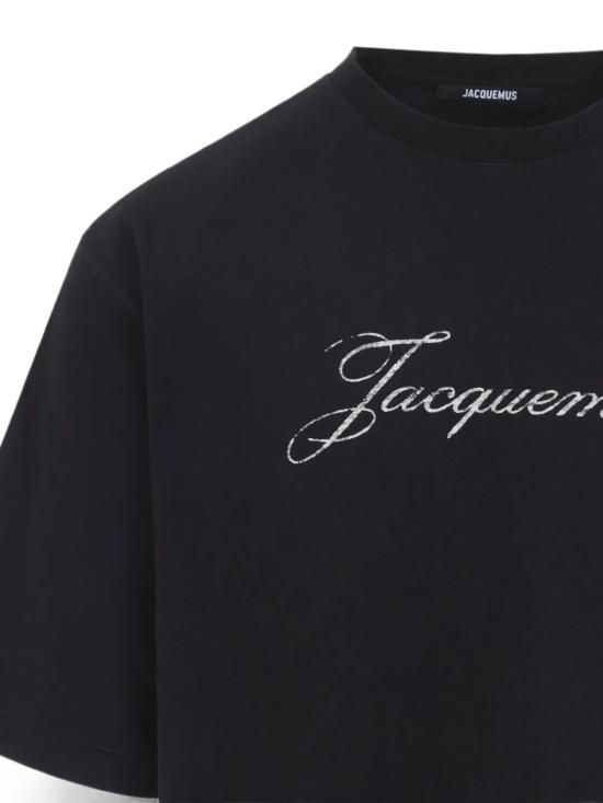 26FW 자크뮈스 로고 프린트 장식 티셔츠 TSM00639AJ00289 990 Black - JACQUEMUS