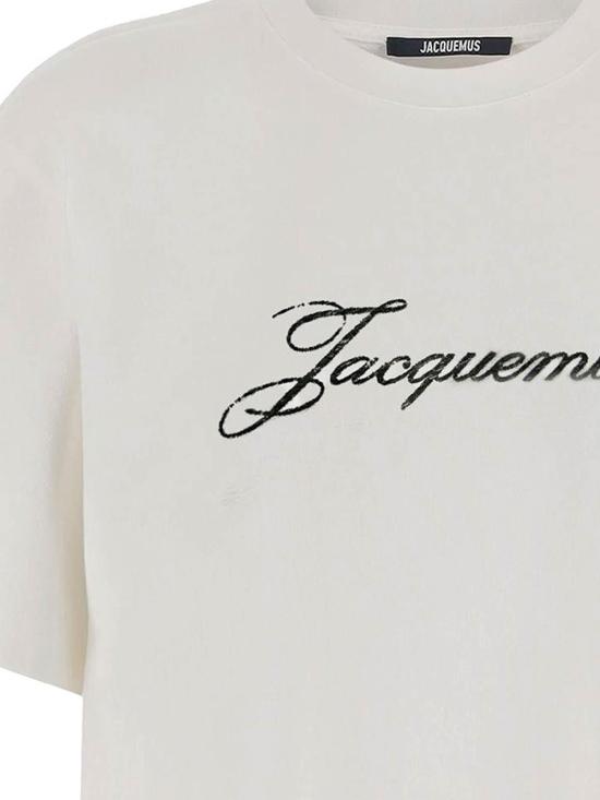 26FW 자크뮈스 로고 프린트 장식 티셔츠 TSM00639AJ00289100 White - JACQUEMUS