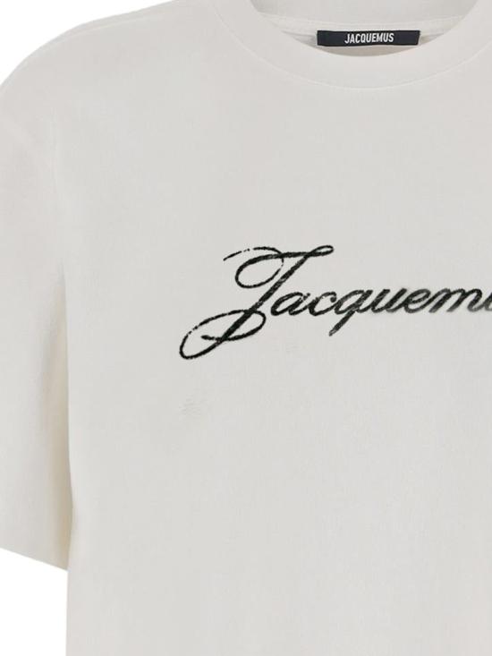 26FW 자크뮈스 로고 프린트 장식 티셔츠 TSM00639AJ00289100 White - JACQUEMUS