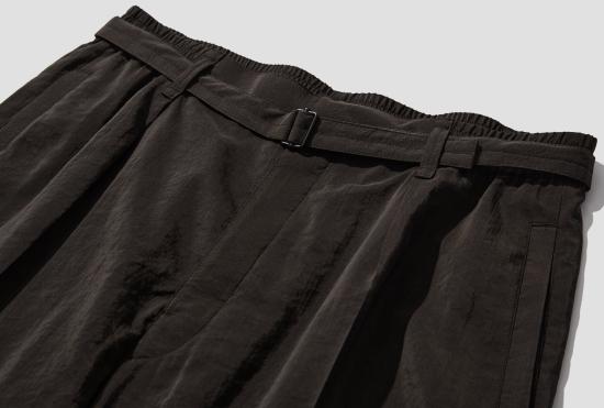 26FW 르메르 스트레이트 팬츠 벨트가 있는 편안한 릴랙스 팬츠 - 드라이 실크 PA1353 LF1308 다크 브라운 - LEMAIRE