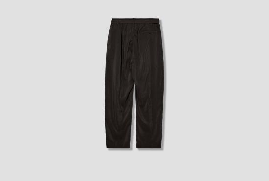 26FW 르메르 스트레이트 팬츠 벨트가 있는 편안한 릴랙스 팬츠 - 드라이 실크 PA1353 LF1308 다크 브라운 - LEMAIRE