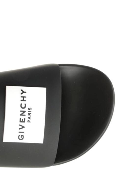 26FW 지방시 러버 라벨 슬라이드 뮬 BH302MH1XL 001 BLACK - GIVENCHY