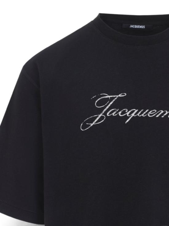 26FW 자크뮈스 로고 프린트 장식 티셔츠 TSM00639 AJ00289 990 Black - JACQUEMUS