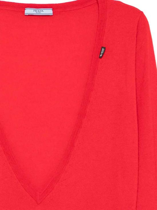 26SS 프라다 캐시미어 브이넥 스웨터 P24C3G19VKSOOOF0011 RED - PRADA