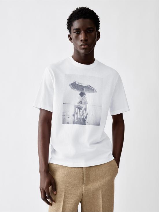 26FW 자크뮈스 반팔 티셔츠 TSU00350AJ00289 1OR OPTIC WHITE PRINT PLAGE - JACQUEMUS