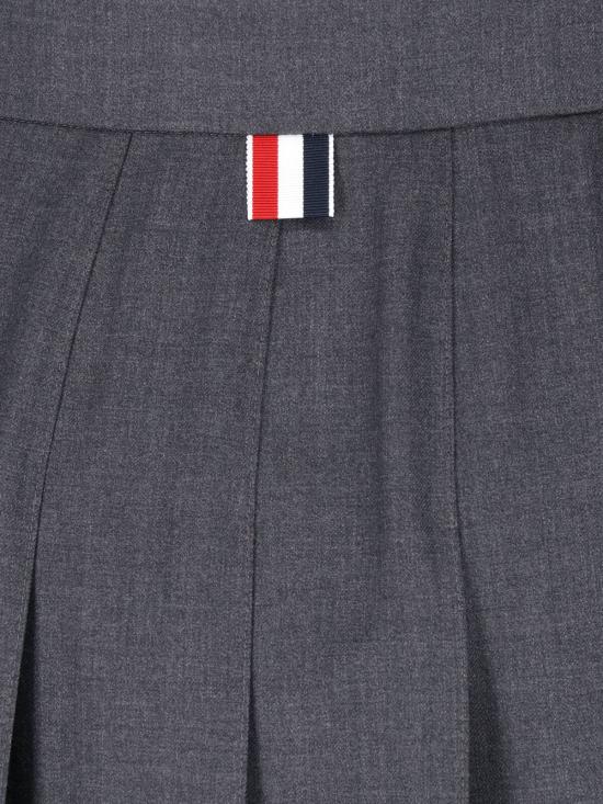 26FW 톰브라운 슈퍼 120수 스쿨 유니폼 드롭백 플리츠 미니 스커트 FGC402V 00626 025 GREY - THOM BROWNE