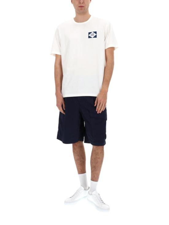 26SS 씨피 컴퍼니 스트레치 사틴 카고 렌즈 쇼츠 20CMBE127A 110325G889 Blue - C.P. COMPANY