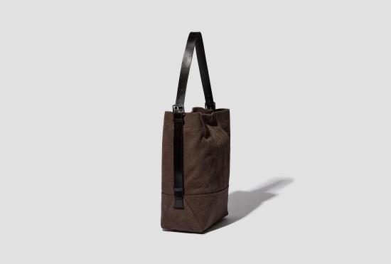 26FW 르메르 숄더백 벨트 토트백 - 두꺼운 친환경 면 캔버스 소재 BG0153 LF1697 다크 브라운 - LEMAIRE