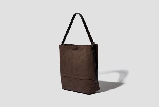 26FW 르메르 숄더백 벨트 토트백 - 두꺼운 친환경 면 캔버스 소재 BG0153 LF1697 다크 브라운 - LEMAIRE