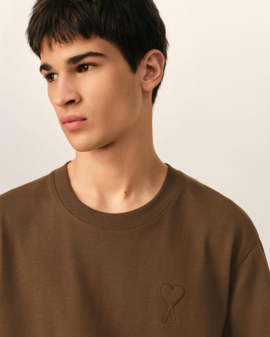  아미 화이트 코튼 드 하트 엠보스 티셔츠 UTS357 726 2221 CHOCOLATE BROWN - AMI