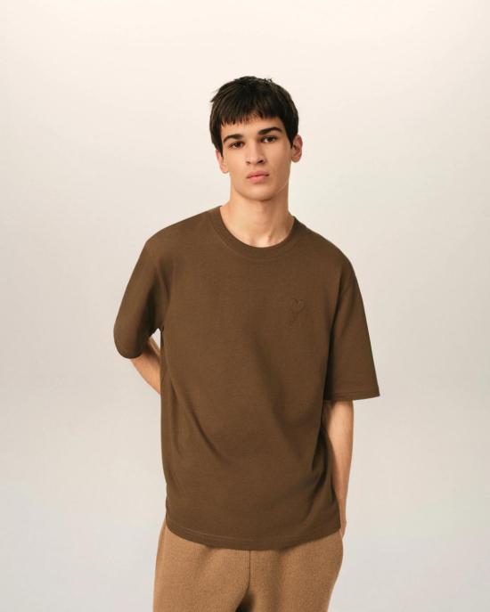  아미 화이트 코튼 드 하트 엠보스 티셔츠 UTS357 726 2221 CHOCOLATE BROWN - AMI
