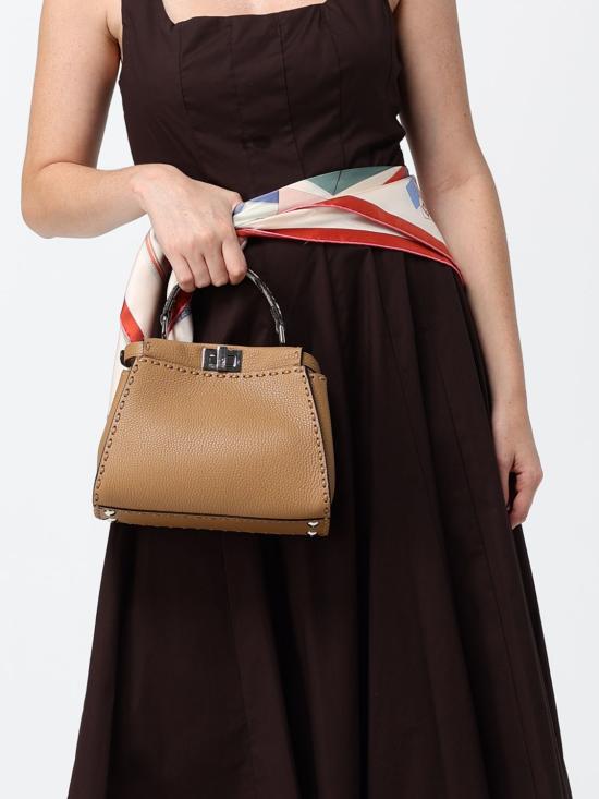 26FW 펜디 미니 피카부 220 핸드 스티칭 탑스티치 헤이즐넛 셀러리아 백 8BN244AYB3 F1X85 Coffee - FENDI