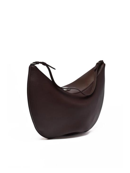 25FW 자크뮈스 숄더백 자석 잠금 장치가 있는 매끄러운 가죽 소재의 하프문 - JACQUEMUS