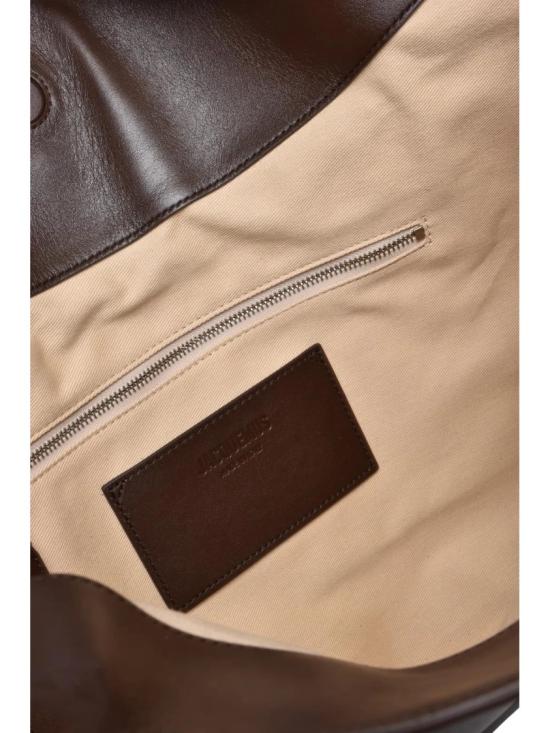25FW 자크뮈스 숄더백 자석 잠금 장치가 있는 매끄러운 가죽 소재의 하프문 - JACQUEMUS