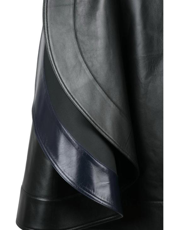 25FW 보테가베네타 롱 스커트 지퍼 여밈과 레이어드 패널이 특징인 비대칭 블랙 가죽 - BOTTEGA VENETA