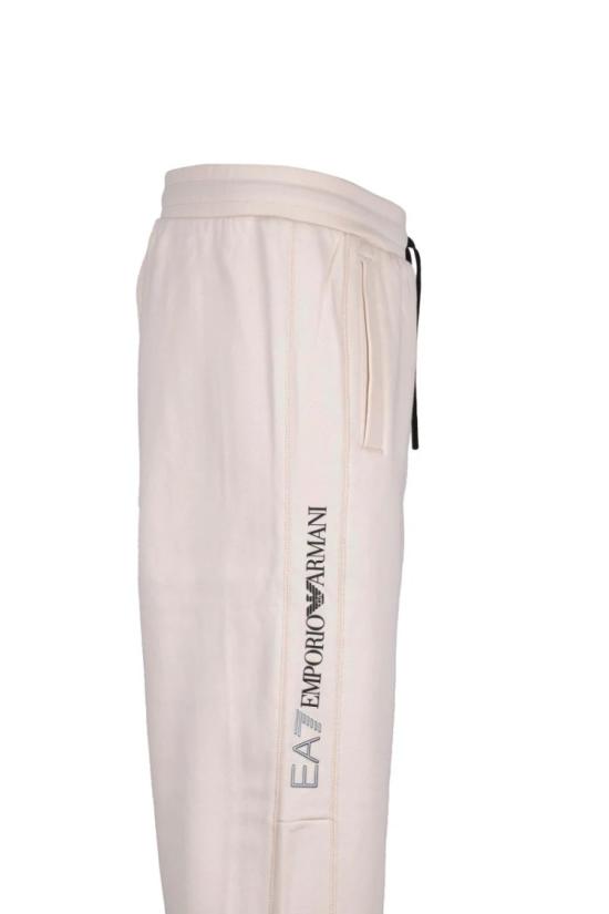  엠포리오 아르마니 트레이닝/조거 팬츠 세로 로고 디테일이 돋보이는 편안한 핏의 크림색 트레이닝 팬츠 - EMPORIO ARMANI