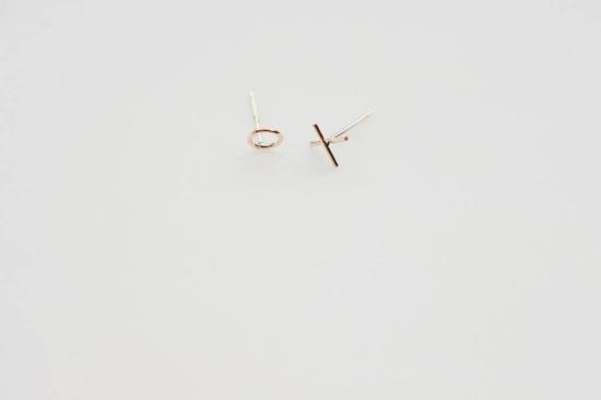  데비 아츠 이어링 데비 아트 콜렉티브 골드 Xo 스터드 - DEVI ARTS COLLECTIVE