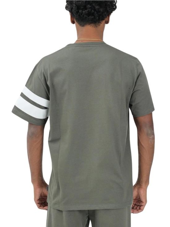 25FW 지씨디에스 반팔 티셔츠 밀리터리 그린 색상의 면 티셔츠로, 굵은 로고와 줄무늬 소매가 특징입니다. - GCDS