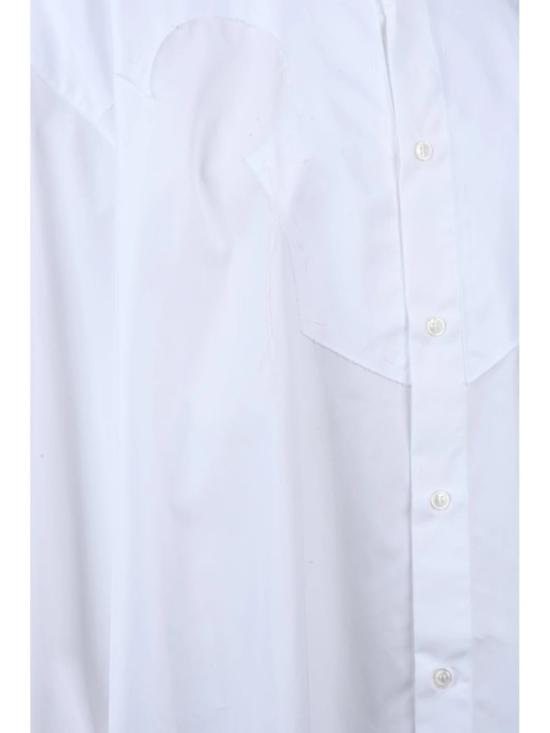 25FW 마르지엘라 셔츠 클래식 칼라와 버튼 여밈이 있는 오버사이즈 긴 흰색 면 셔츠 - MAISON MARGIELA