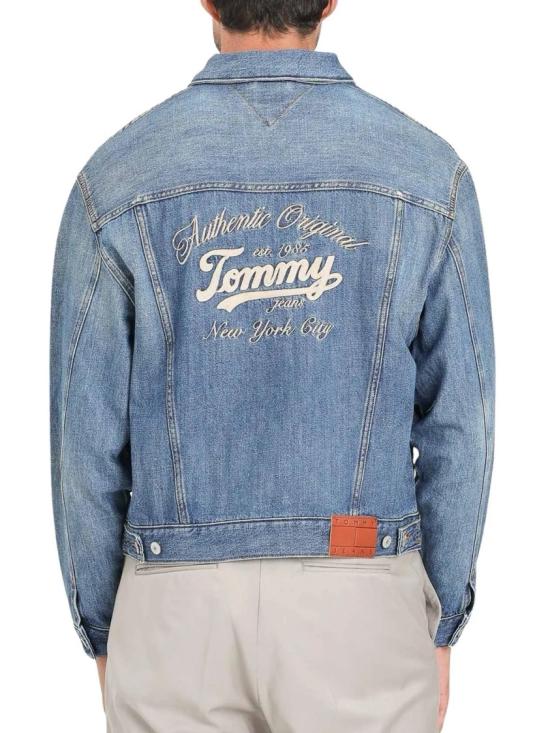 25FW 토미진 데님 셔츠 빈티지 스타일 자수 장식이 돋보이는 미디엄 워시  재킷 - TOMMY JEANS
