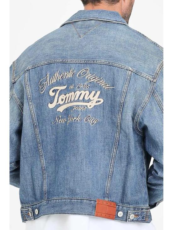 25FW 토미진 데님 셔츠 빈티지 스타일 자수 장식이 돋보이는 미디엄 워시  재킷 - TOMMY JEANS