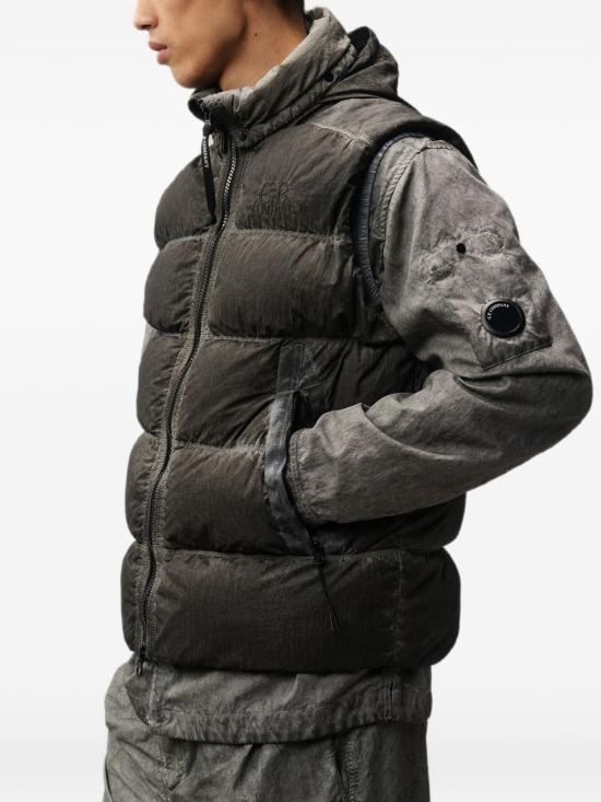 26FW 씨피 컴퍼니 베스트 21CMVE114A006369S R90 BLACK - C.P. COMPANY