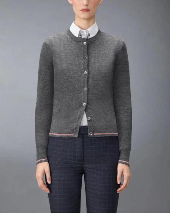  톰브라운 가디건 톰 브라운 메리노 울 립 스티치  그레이 - THOM BROWNE