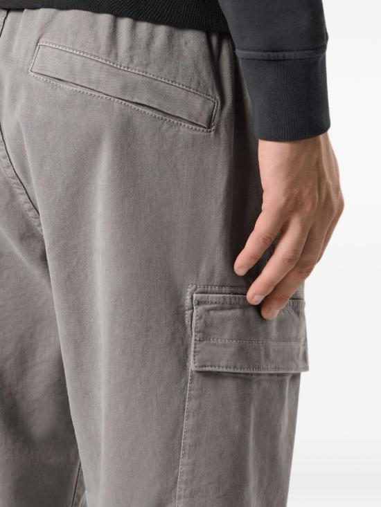 26FW 스톤 아일랜드 와펜 패치 테이퍼드 팬츠 L2S153100033 S00L1V0160 GREY - STONE ISLAND