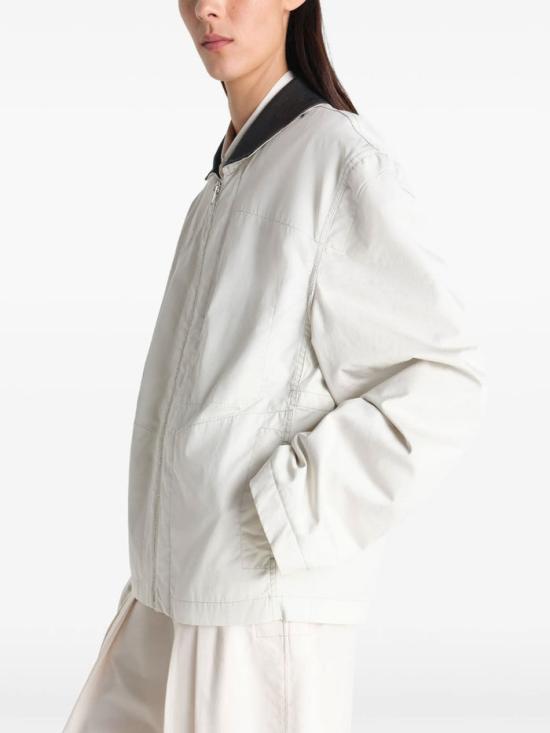 26SS 르메르 코튼 트윌 레더 칼라 블루종 OW1208 LF1531 021 WHITE DOM - LEMAIRE