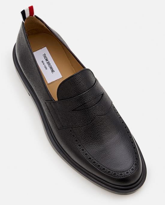  톰브라운 페블 그레인 라이트웨이트 러버 솔 페니 로퍼 MFD054G00198001 Black - THOM BROWNE
