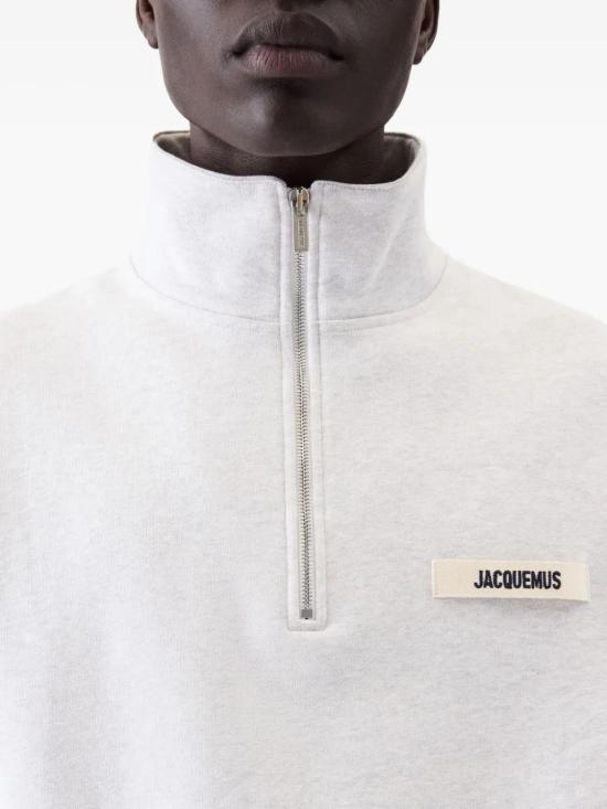 26FW 자크뮈스 하프 집업 스웨트 셔츠 SSM00313AJ00174 951 GREY - JACQUEMUS