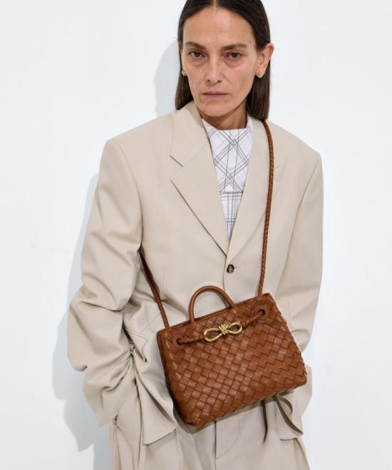 26FW 보테가베네타 안디아모 스몰 토트백 766014VCPP12385 TANNIN - BOTTEGA VENETA