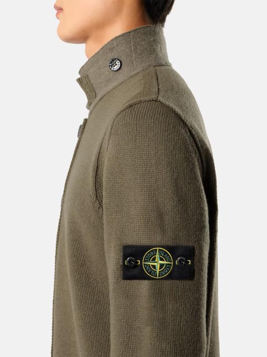 26FW 스톤 아일랜드 로고 패치 하이넥 버튼 울 스웨터 로고 패치 하이넥 버튼 울 스웨터 L2S155100040S00A3V005G VERDE - STONE ISLAND