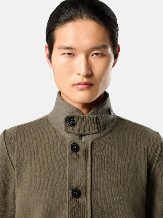 26FW 스톤 아일랜드 로고 패치 하이넥 버튼 울 스웨터 로고 패치 하이넥 버튼 울 스웨터 L2S155100040S00A3V005G VERDE - STONE ISLAND