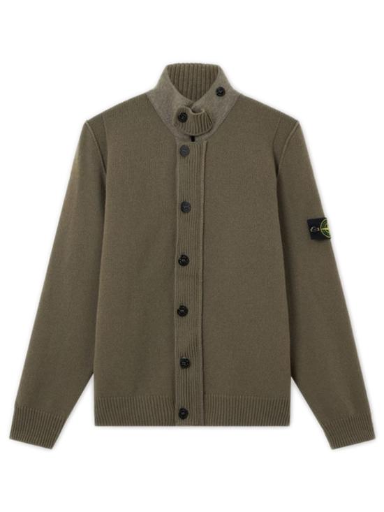 26FW 스톤 아일랜드 로고 패치 하이넥 버튼 울 스웨터 로고 패치 하이넥 버튼 울 스웨터 L2S155100040S00A3V005G VERDE