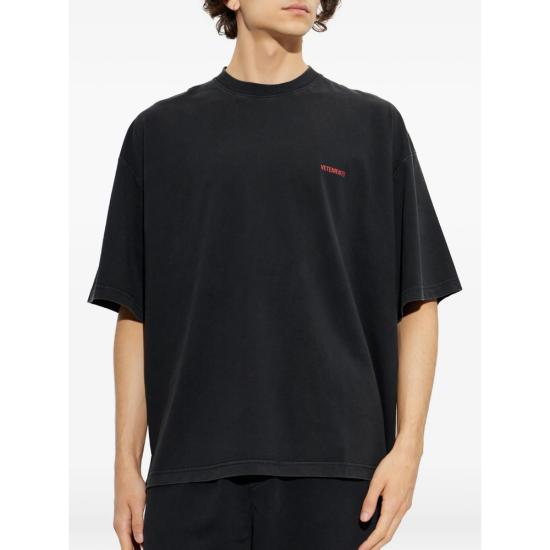 26FW 베트멍 반팔 티셔츠 MH27TR142B BKRED BLACK - VETEMENTS