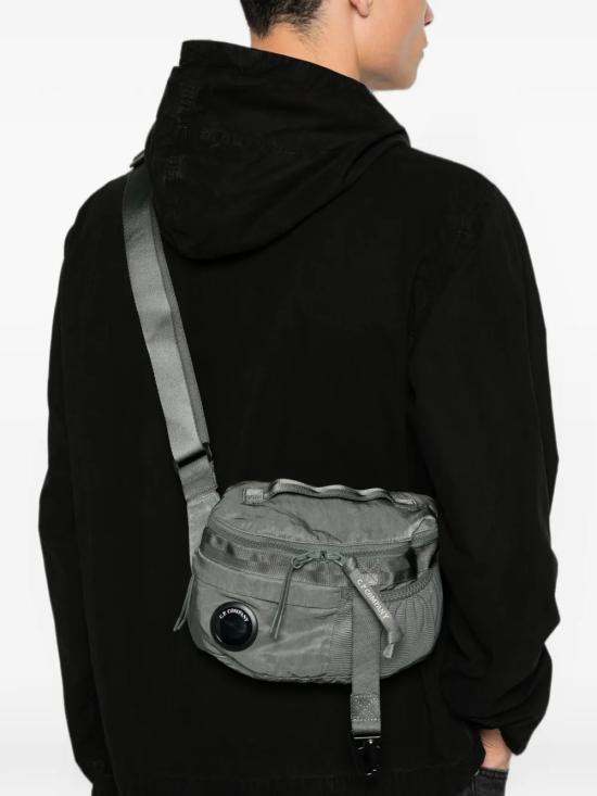 26FW 씨피 컴퍼니 더플백 21CMAC128A 005269G 950 Castor gray - C.P. COMPANY