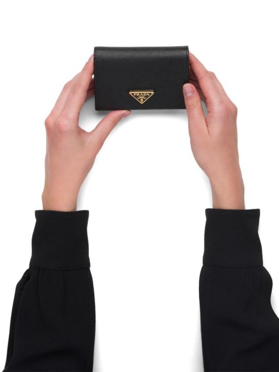 26FW 프라다 사피아노 트라이앵글 로고 반지갑 1MV021QHHF0002 Black - PRADA