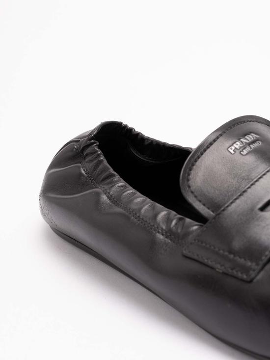 26FW 프라다 셔플 앤틱 레더 로퍼 2DG1587V6FG012F0002 Black - PRADA