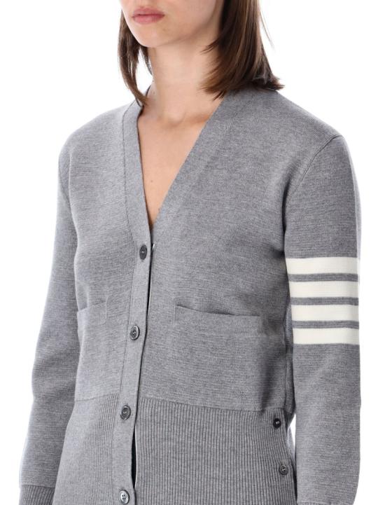 26FW 톰브라운 파인 메리노 울 4바 클래식 V넥 가디건 FKC207A00014055 Grey - THOM BROWNE