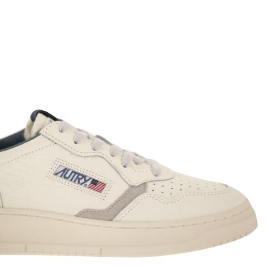 26FW 오트리 메달리스트 로우 스니커즈 AULM WHITE BLUE - AUTRY
