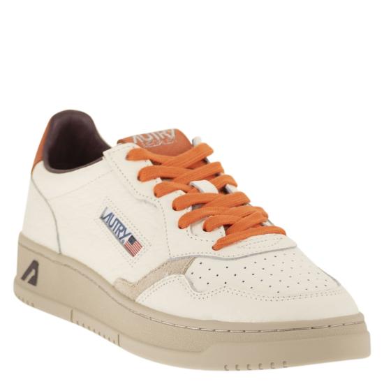 26FW 오트리 메달리스트 로우 스니커즈 AULM WHITE ORANGE - AUTRY