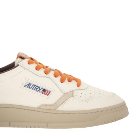 26FW 오트리 메달리스트 로우 스니커즈 AULM WHITE ORANGE - AUTRY