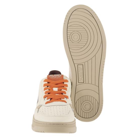 26FW 오트리 메달리스트 로우 스니커즈 AULM WHITE ORANGE - AUTRY