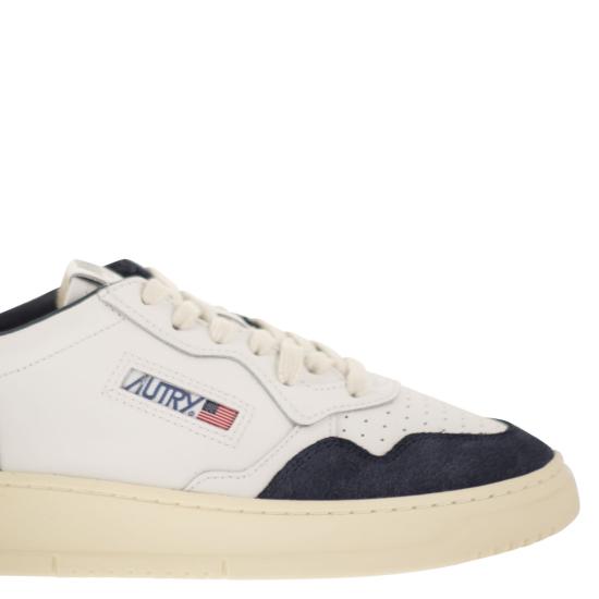 26FW 오트리 메달리스트 로우 스니커즈 AULM WHITE BLUE - AUTRY