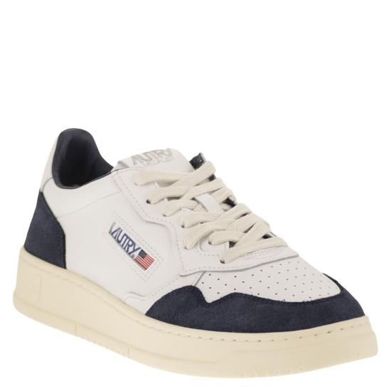 26FW 오트리 메달리스트 로우 스니커즈 AULM WHITE BLUE - AUTRY